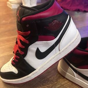 Air Jordan 1 Mids. Nike shoes